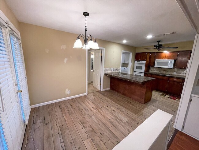 Building Photo - 1714 Crescent Dr