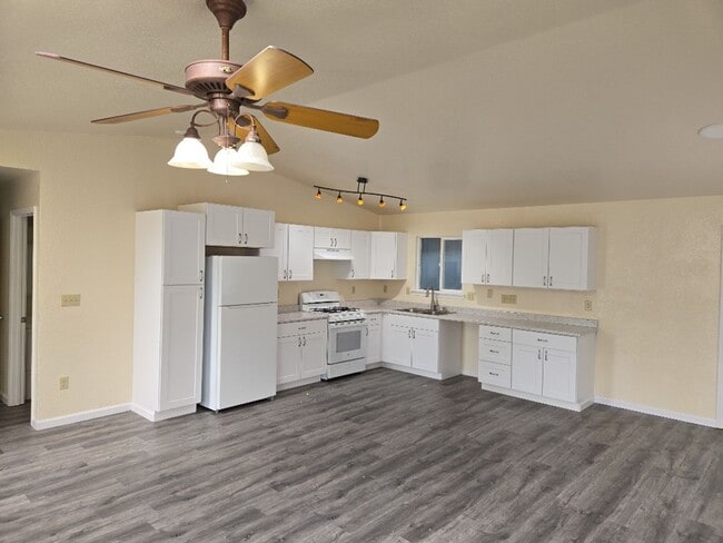 Building Photo - Pet-friendly 3-bedroom Eureka home