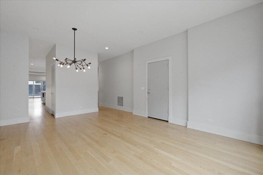 Building Photo - 3049 N Clybourn Ave