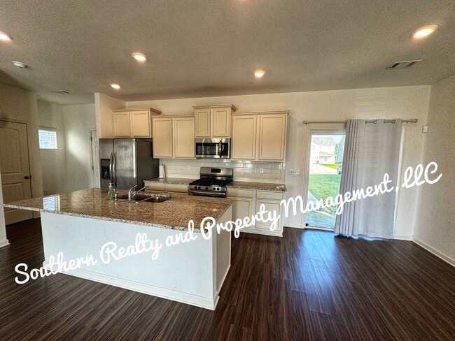 Building Photo - Country Feel but close to shopping