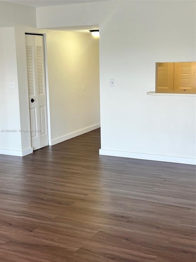 Building Photo - 10431 N Kendall Dr