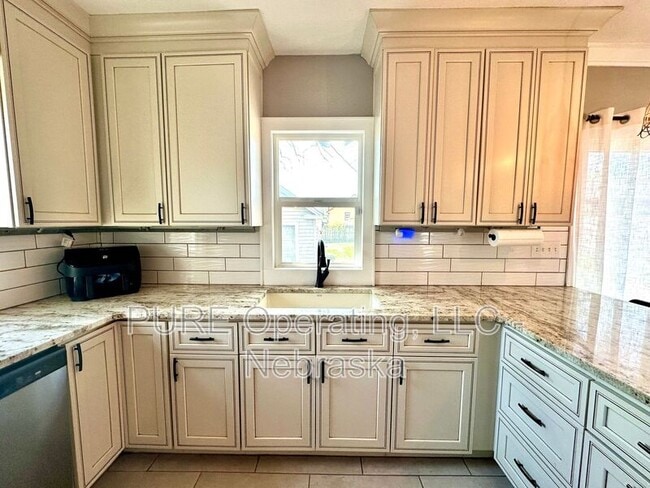 Building Photo - 5011 Miami St