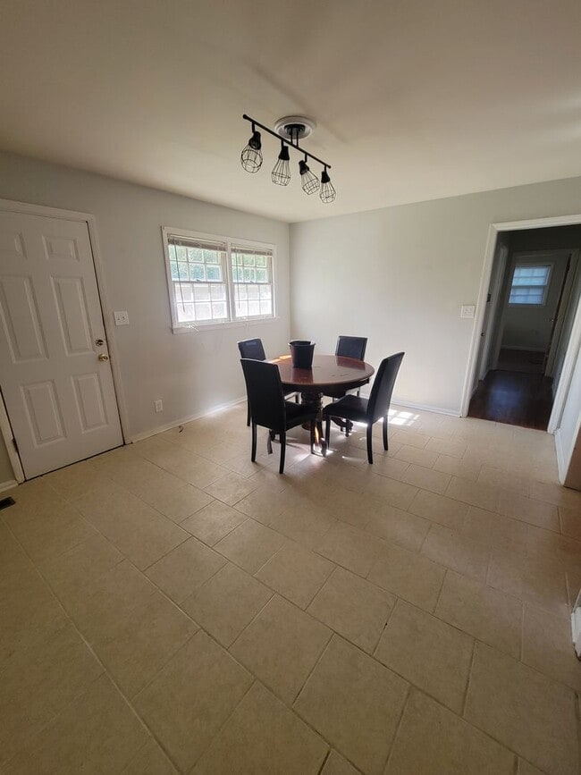 Building Photo - 3 Bedroom 2 Bathroom Home with One Car Attached Garage in Valley Park Homes Subdivision