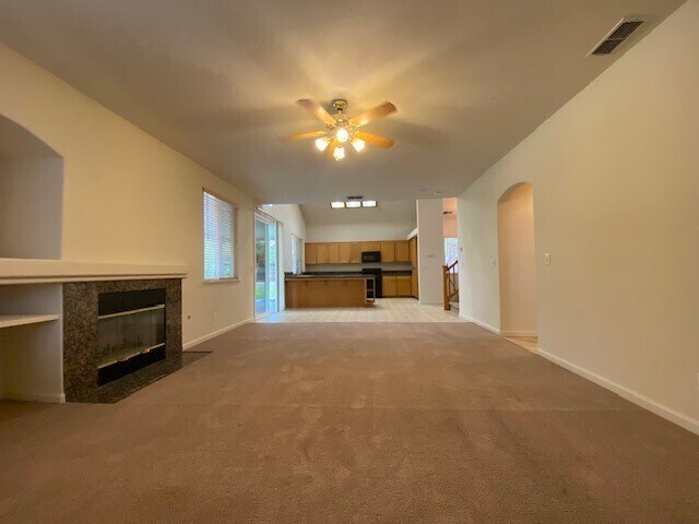 Building Photo - Beautiful and spacious 3-bedroom, 2.5-bathroom home with loft/den in E