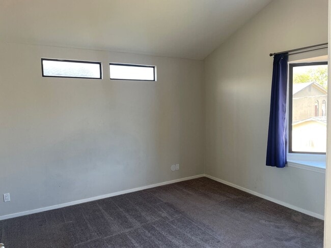 Building Photo - Welcome Home to 5 bedrooms 3 baths!