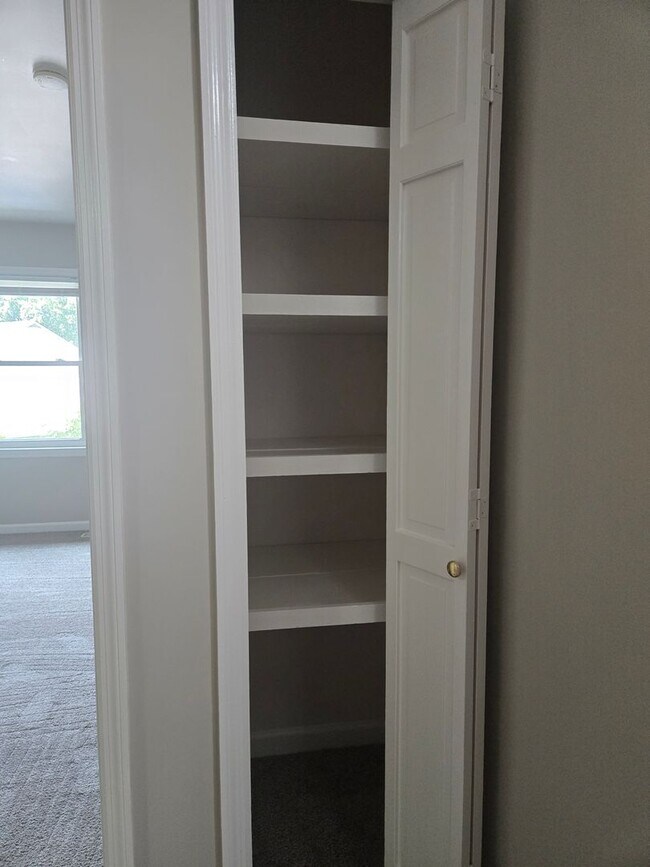 Building Photo - Spacious Townhome with Fully Fenced Privat...