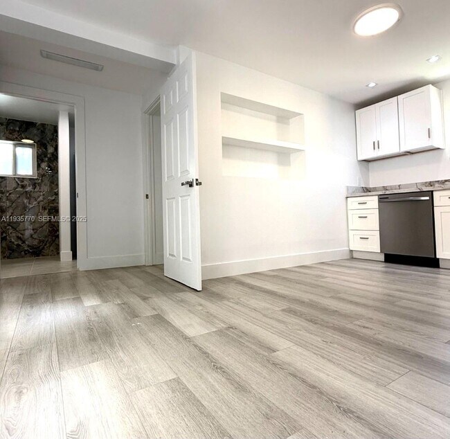 Building Photo - 716 NE 7th St