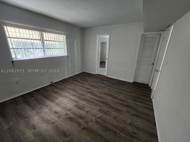 Building Photo - 1500 NE 127th St