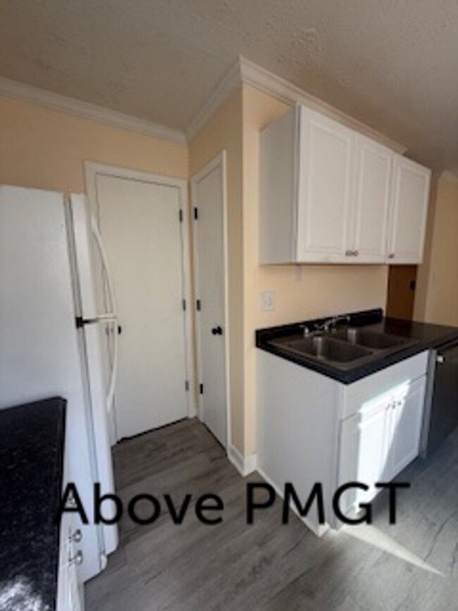 Building Photo - E Blackstock Rd-11