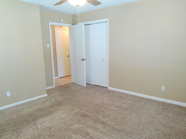 Building Photo - 10609 Kingwood Dr