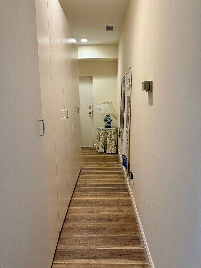 Building Photo - 100 Cottonwood Creek Ln