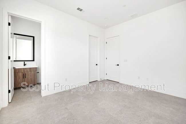 Building Photo - 32195 Daybrook Ter