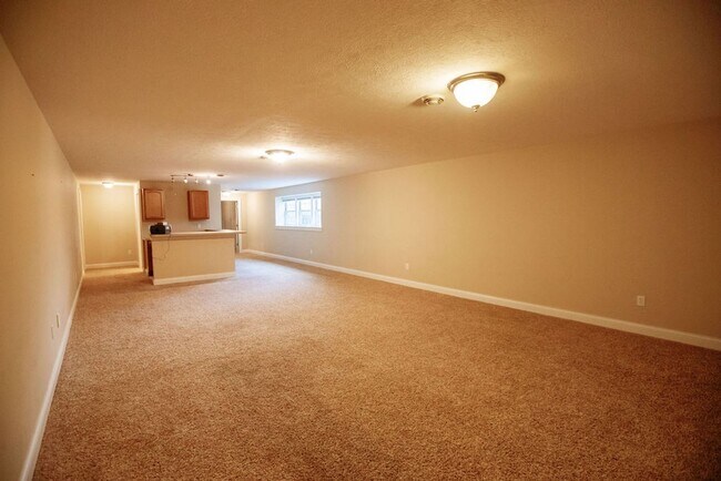 Building Photo - 3 Bed (with 4th bed potential downstairs),...
