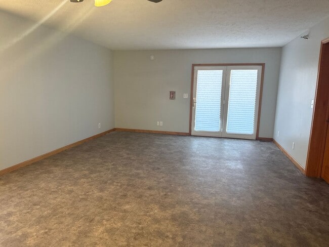 Building Photo - Newly renovated west side duplex with full basement!