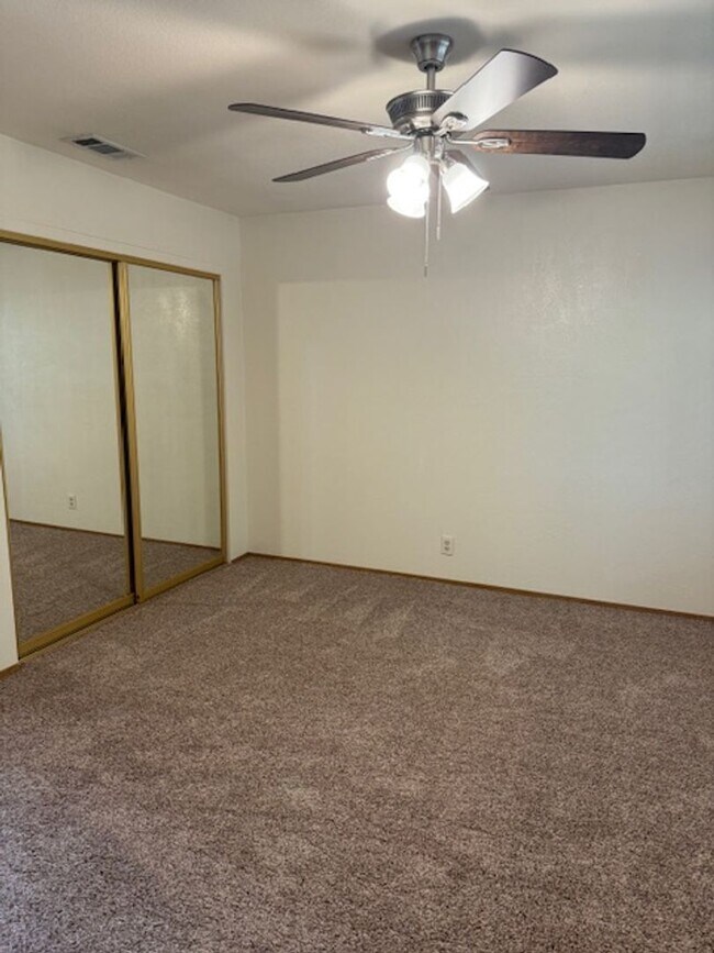 Building Photo - Lake Forest Estates Home Close to Shopping...