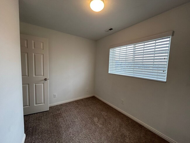 Building Photo - 3 Bedroom 1 Bathroom Basement Apartment Sp...