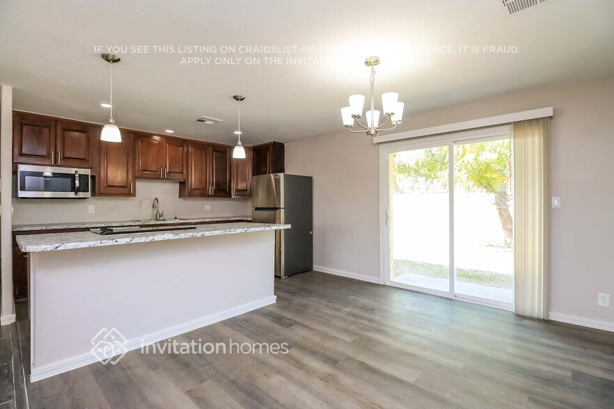 Building Photo - 1562 W Carol Ave