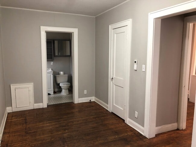 Building Photo - Cozy 2-Bedroom House **$300 Off Move In Sp...