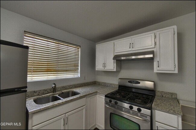 Building Photo - 8400 Parkland Dr