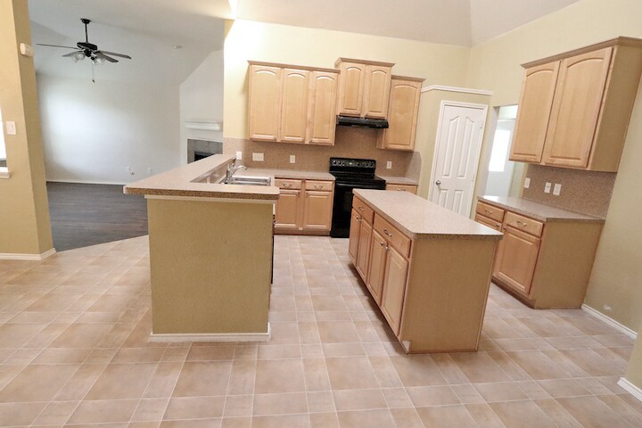 Building Photo - 1000 Warbler Ln