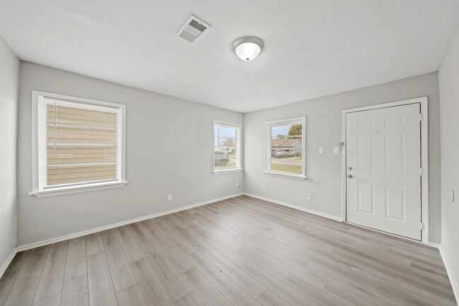 Building Photo - 1417 Jennifer Ln