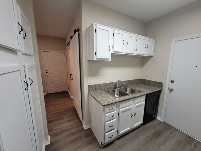 Building Photo - Newly remodeled