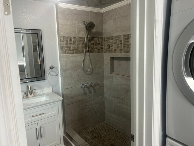 Building Photo - Remodeled North Hyde Park Bungalow