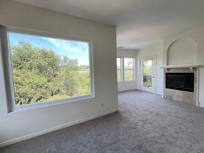 Building Photo - Luxury En Suite Living & Panoramic Views