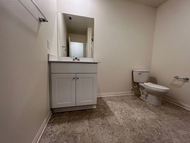 Building Photo - 3 Bedroom Plus Bonus Room Single Family Ho...