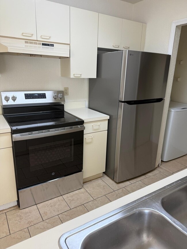 Building Photo - 2550 N Alafaya Trail