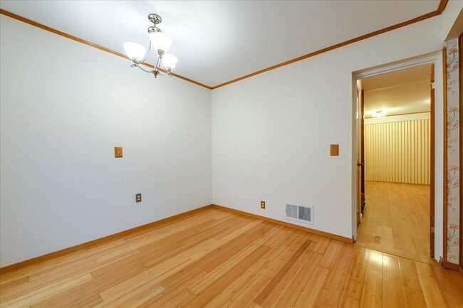 Building Photo - Fantastic 2-Bed, 2-Bath Townhouse with Pri...