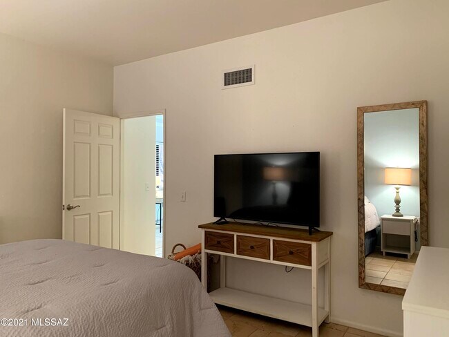 Building Photo - 5051 N Sabino Canyon Rd
