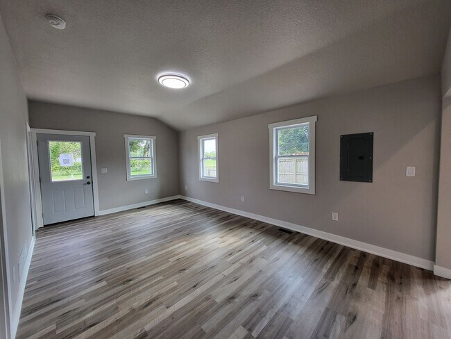 Building Photo - Beautifully renovated East side home with ...