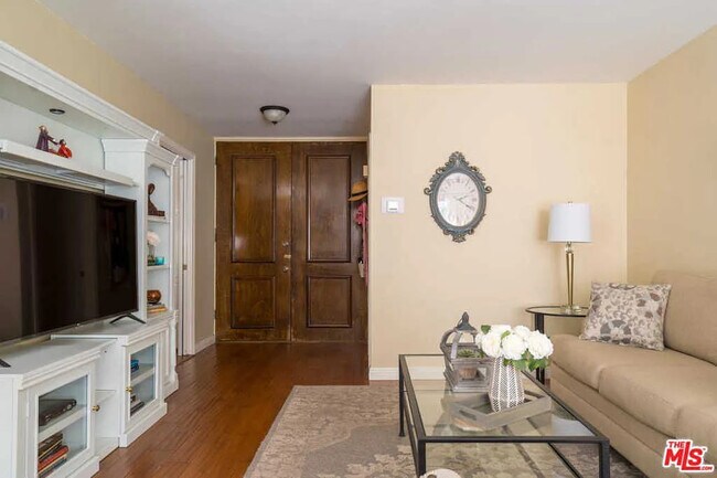 Building Photo - 5870 Green Valley Cir