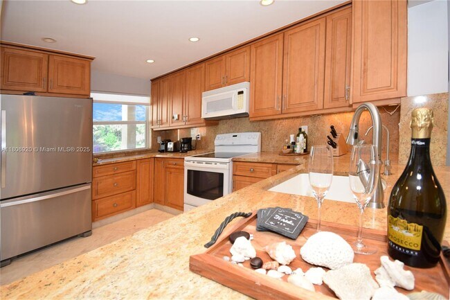 Building Photo - 1069 Hillsboro Mile