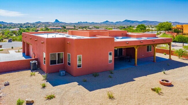 Building Photo - 335 Latigo Way