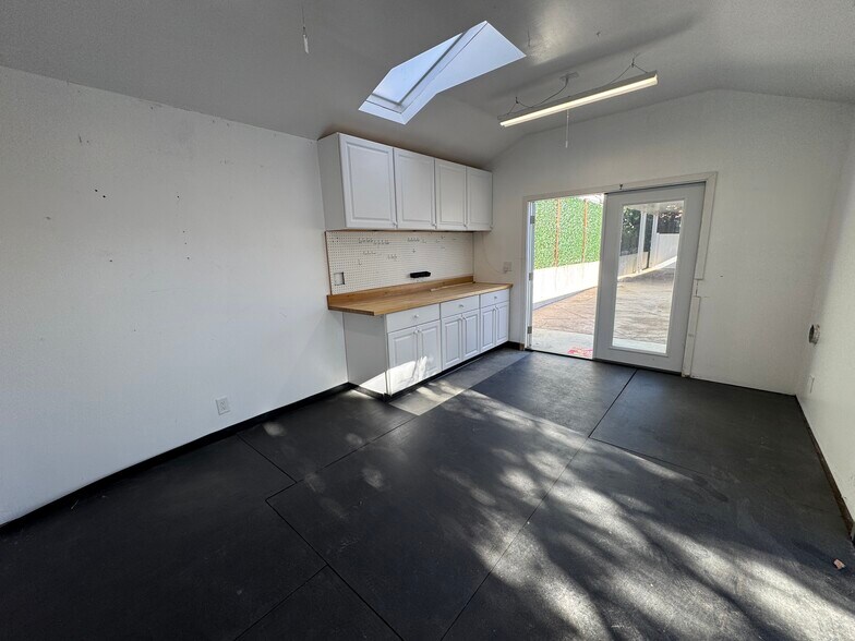 Building Photo - 1121 Calle Tulipan