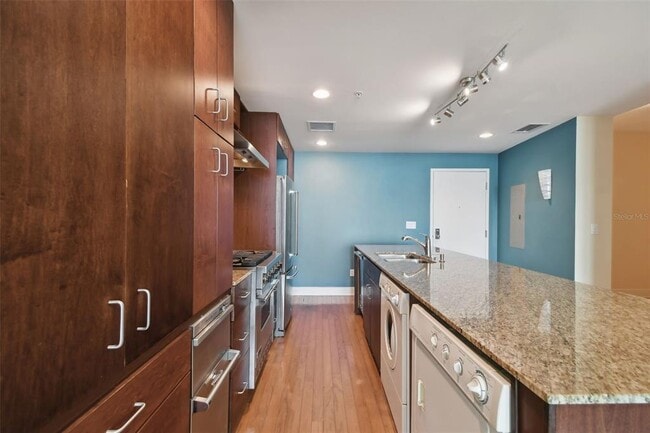 Building Photo - 1208 E Kennedy Blvd