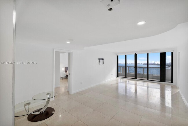 Building Photo - 1717 N Bayshore Dr