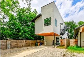 Building Photo - 1102 1/2 Fiesta St