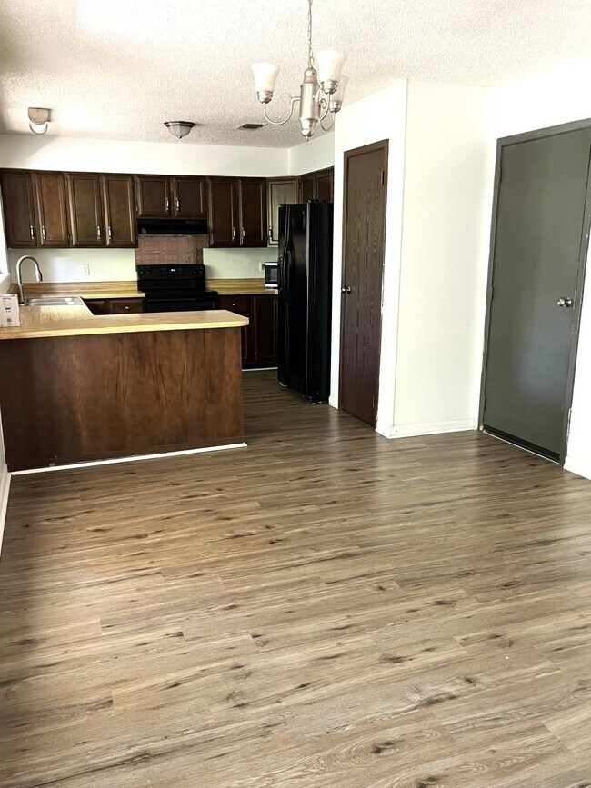 Building Photo - 538 Camelot Dr