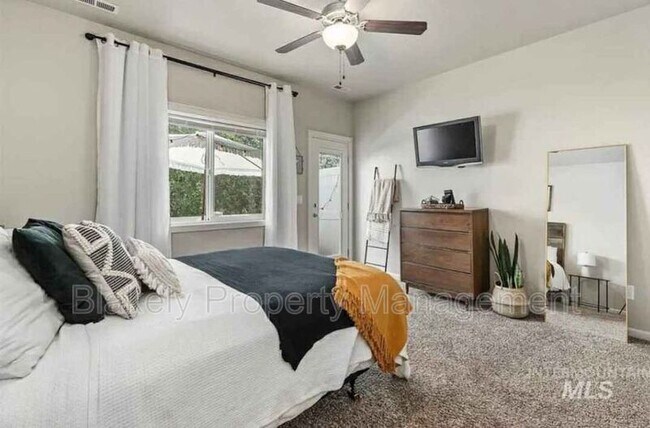 Building Photo - 4366 N Five Mile Rd