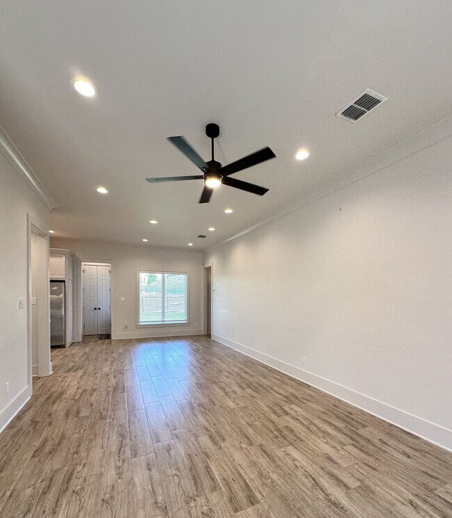 Building Photo - Close to WK Bossier and Barksdale Air Force Base.