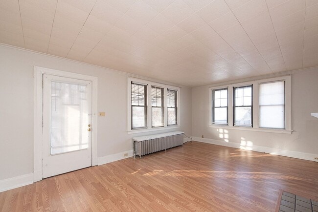 Building Photo - Beautifully updated Tudor style duplex. Upper unit. Large rooms. 2 balconies, private entry. Fenc...