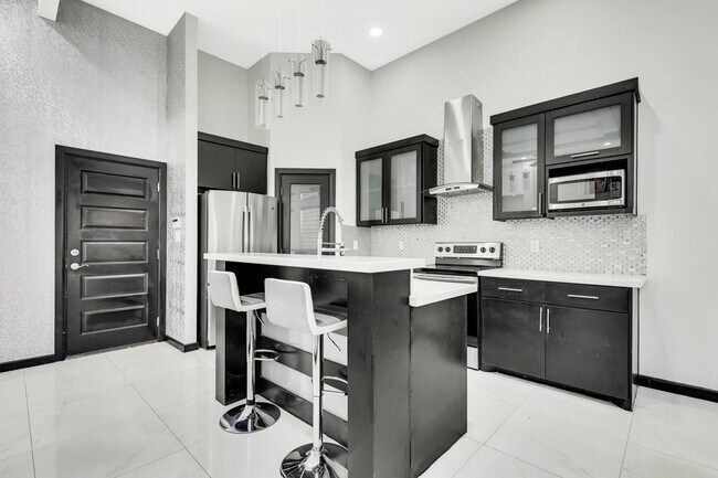 Building Photo - SPACIOUS 3 BEDROOM HOME IN HIDALGO!