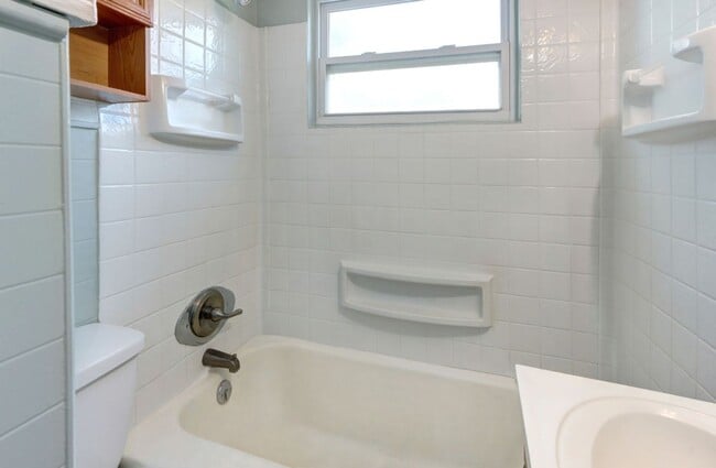 Building Photo - Carriage House apartment, near downtown, w...
