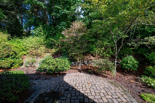 Building Photo - Spacious 4BR/2 BA Home in Quiet North-End ...