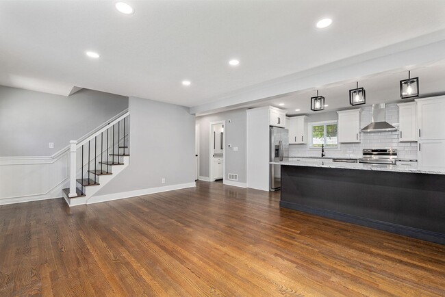 Building Photo - Awesome Renovated OP House