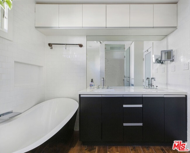 Building Photo - 3472 Rowena Ave