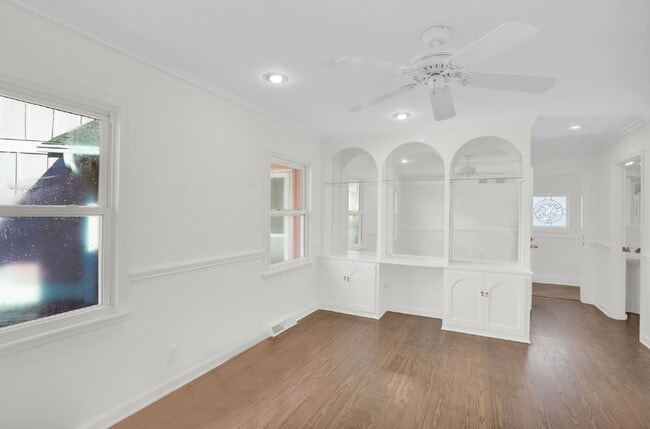 Building Photo - NOT YOUR AVERAGE 4 BEDROOM HOUSE!